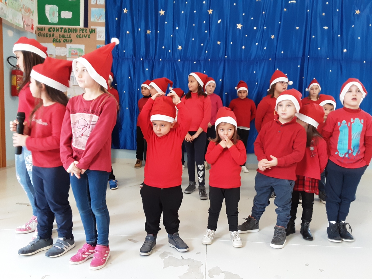 Poesie Di Natale Per La Scuola Primaria.Canti Balli E Poesie Di Natale Con Gli Alunni Di Carpineto Sinello